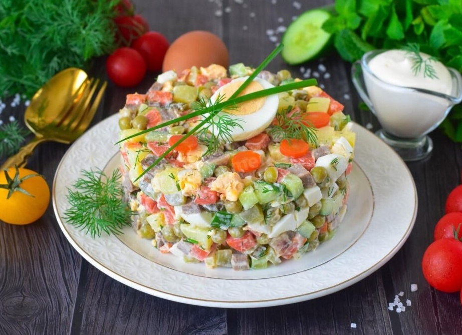 Популярные праздничные салаты: кулинарные идеи для вашего стола