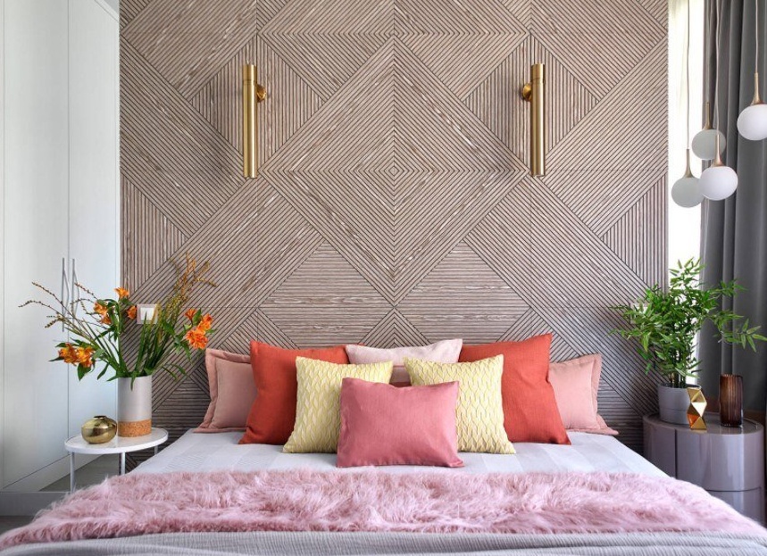 Как красиво разложить подушки на кровати и диване: практические советы.